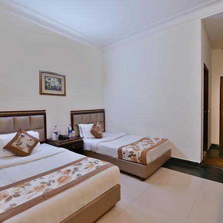 Family Spot Hotel New Delhi Buitenkant foto