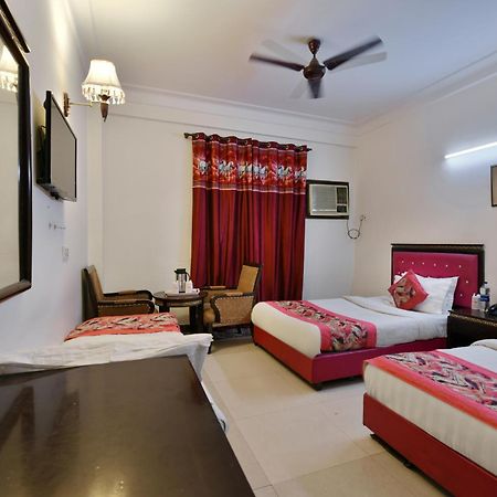 Family Spot Hotel New Delhi Buitenkant foto