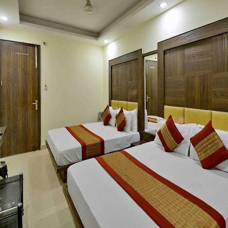 Family Spot Hotel New Delhi Buitenkant foto
