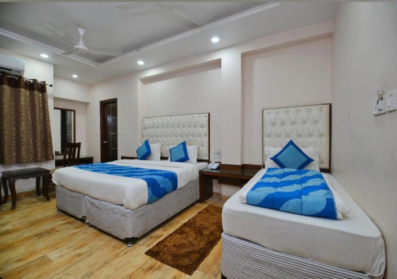 Family Spot Hotel New Delhi Buitenkant foto