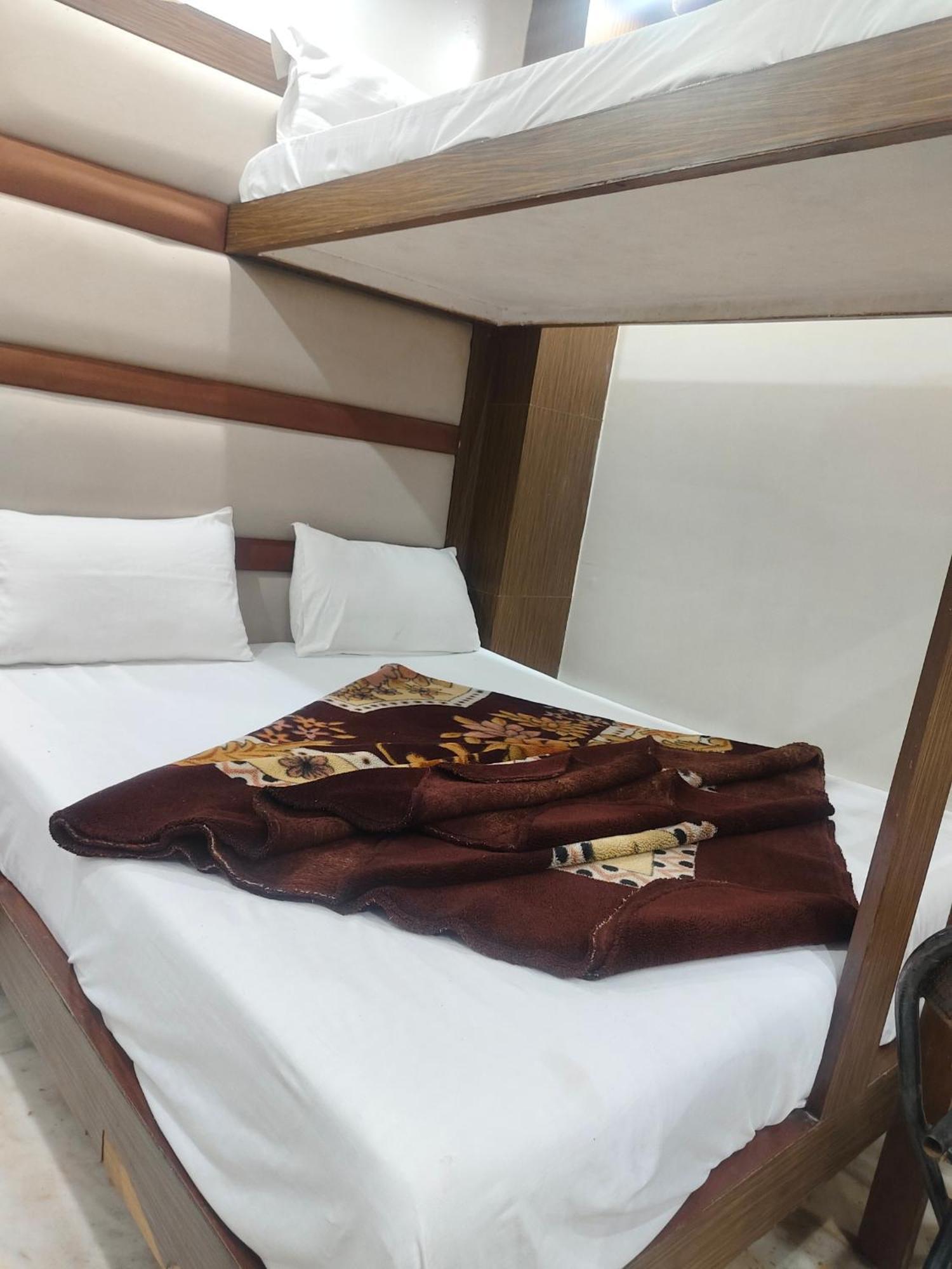 Family Spot Hotel New Delhi Buitenkant foto