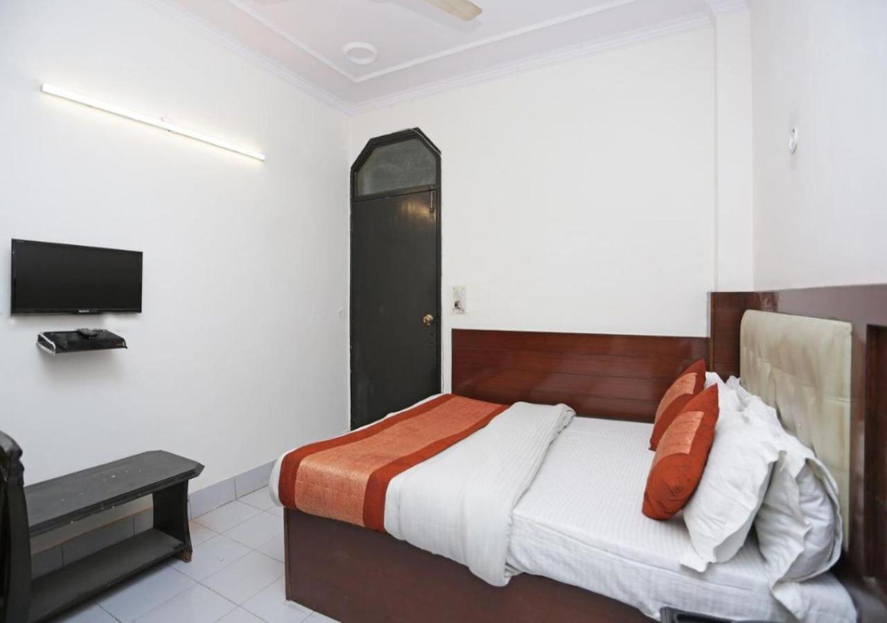 Family Spot Hotel New Delhi Buitenkant foto
