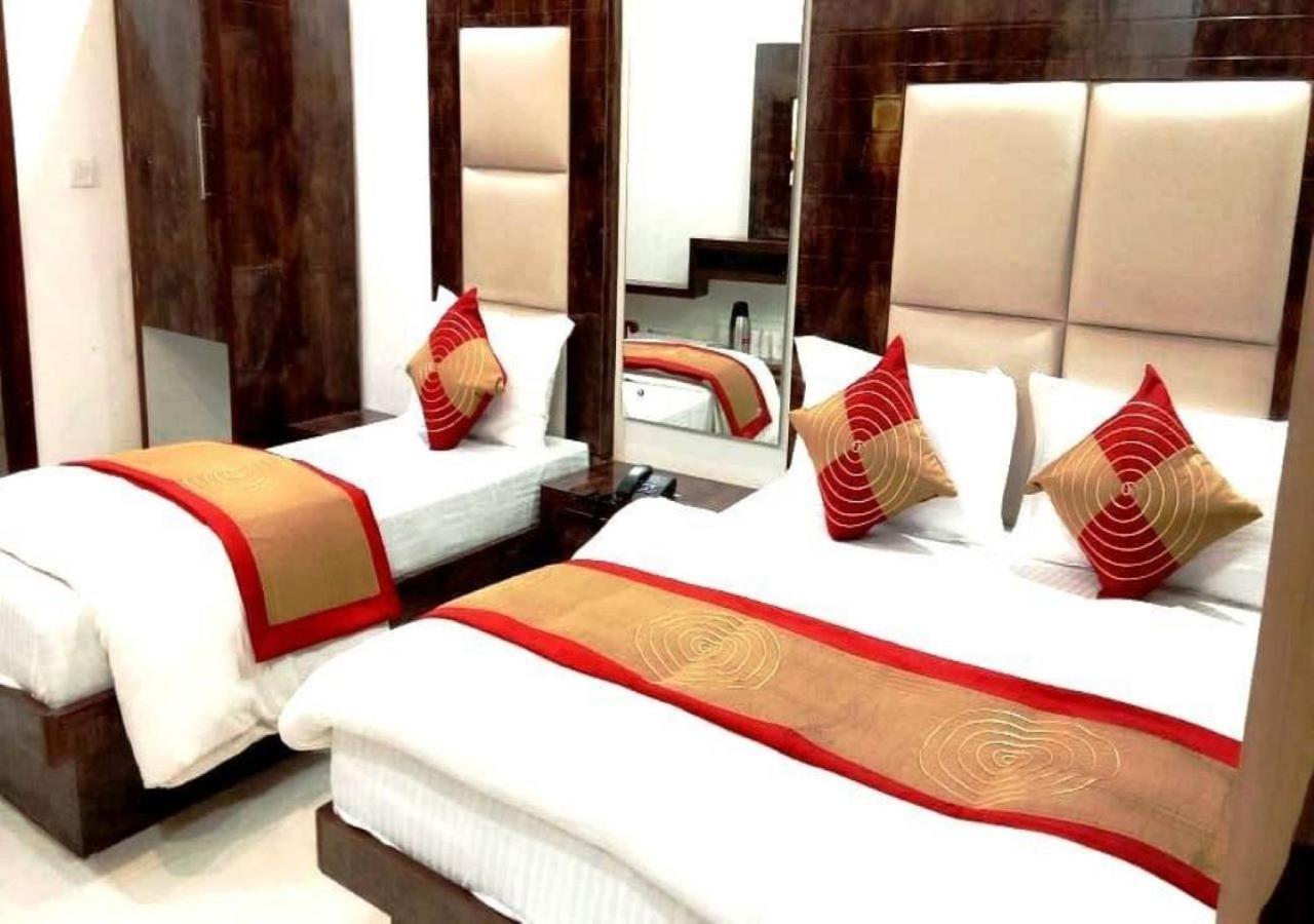 Family Spot Hotel New Delhi Buitenkant foto