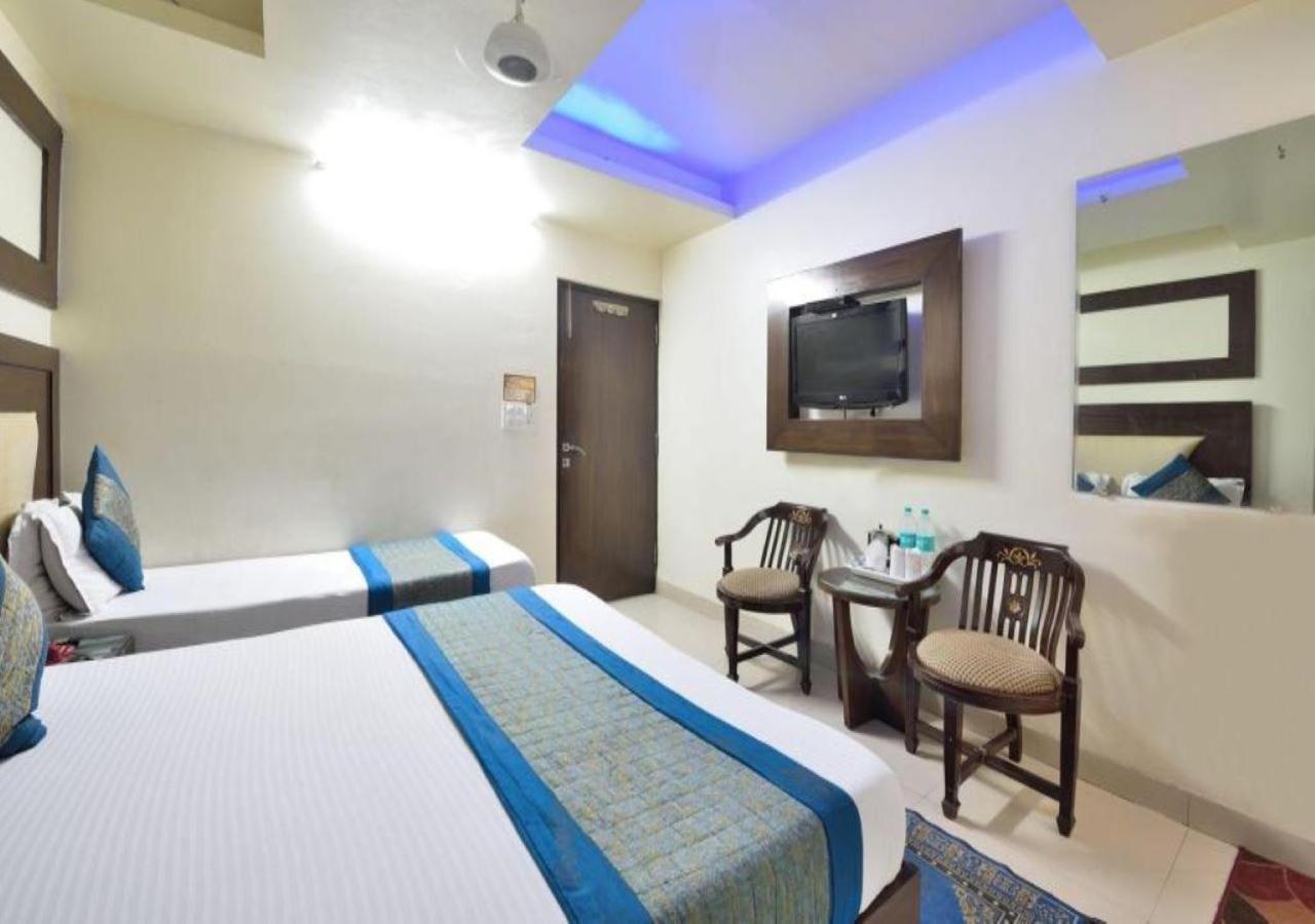 Family Spot Hotel New Delhi Buitenkant foto