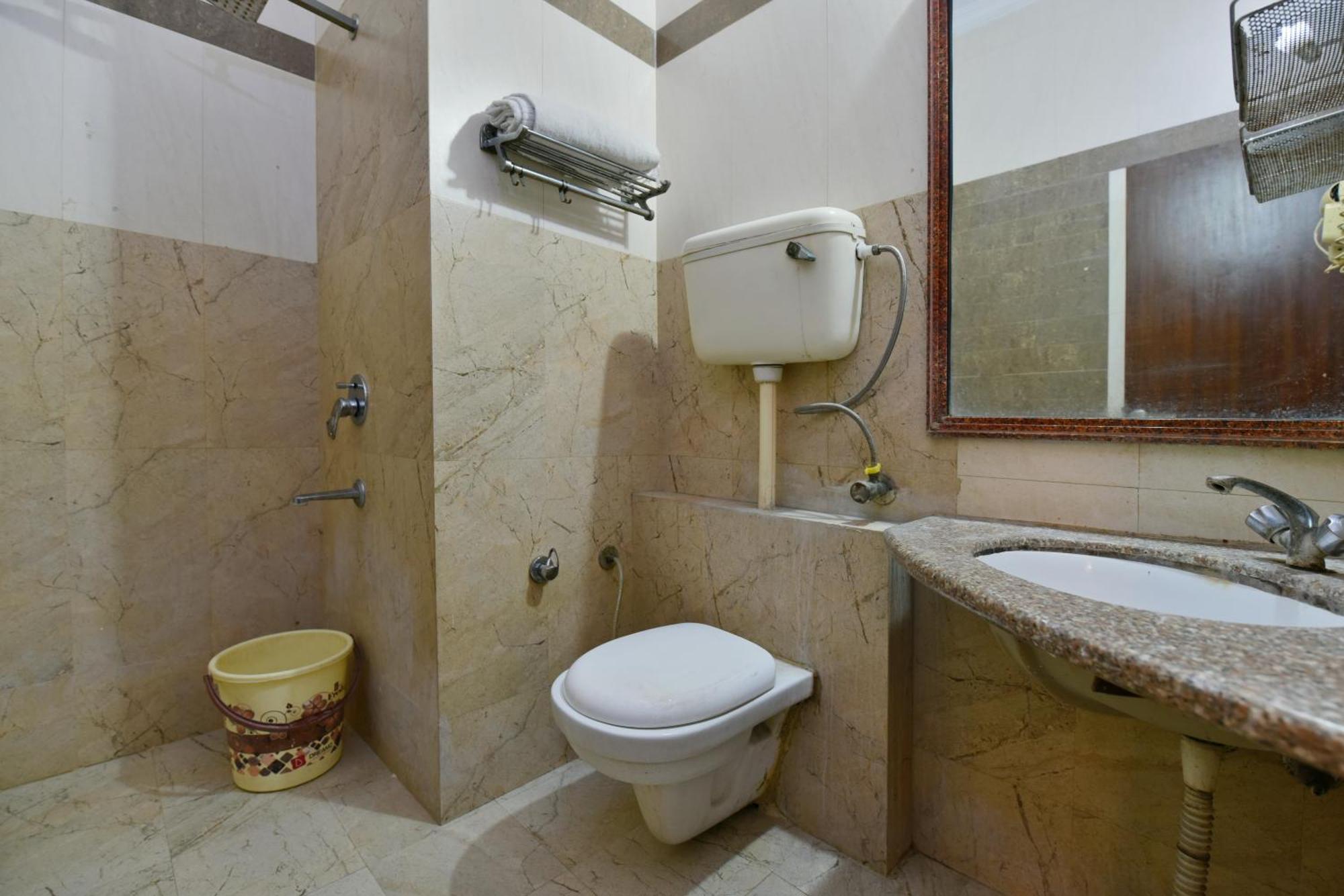 Family Spot Hotel New Delhi Buitenkant foto
