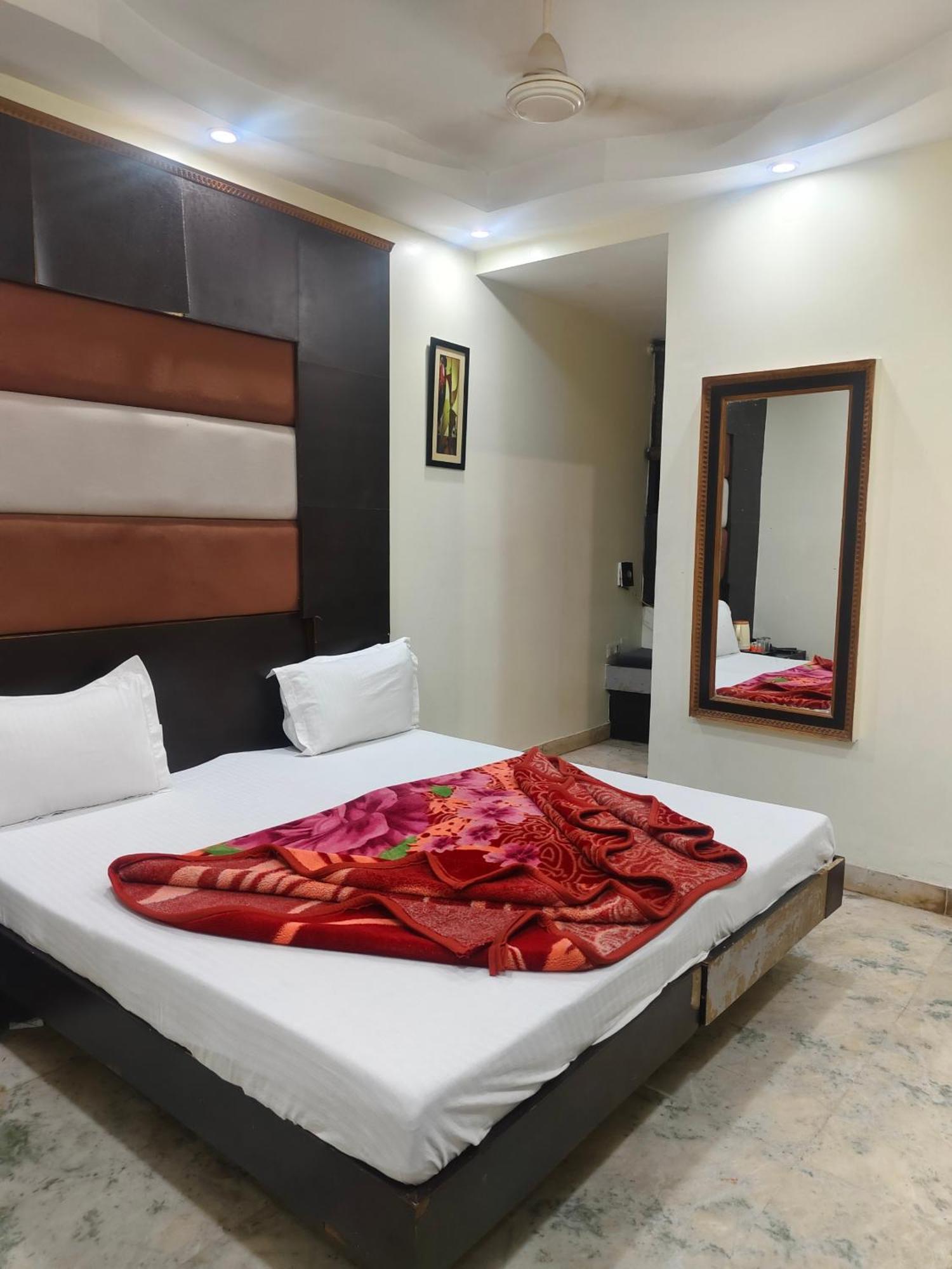 Family Spot Hotel New Delhi Buitenkant foto
