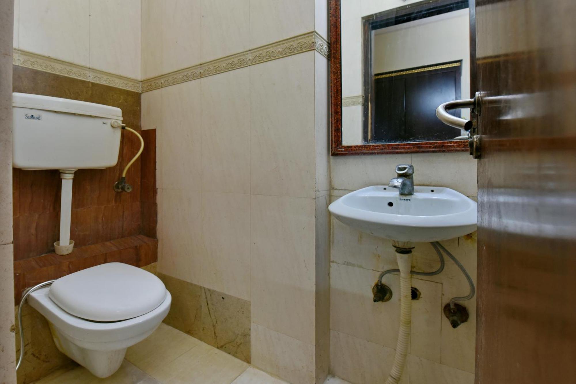 Family Spot Hotel New Delhi Buitenkant foto
