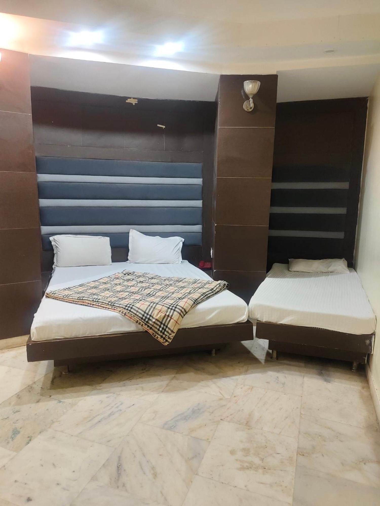 Family Spot Hotel New Delhi Buitenkant foto
