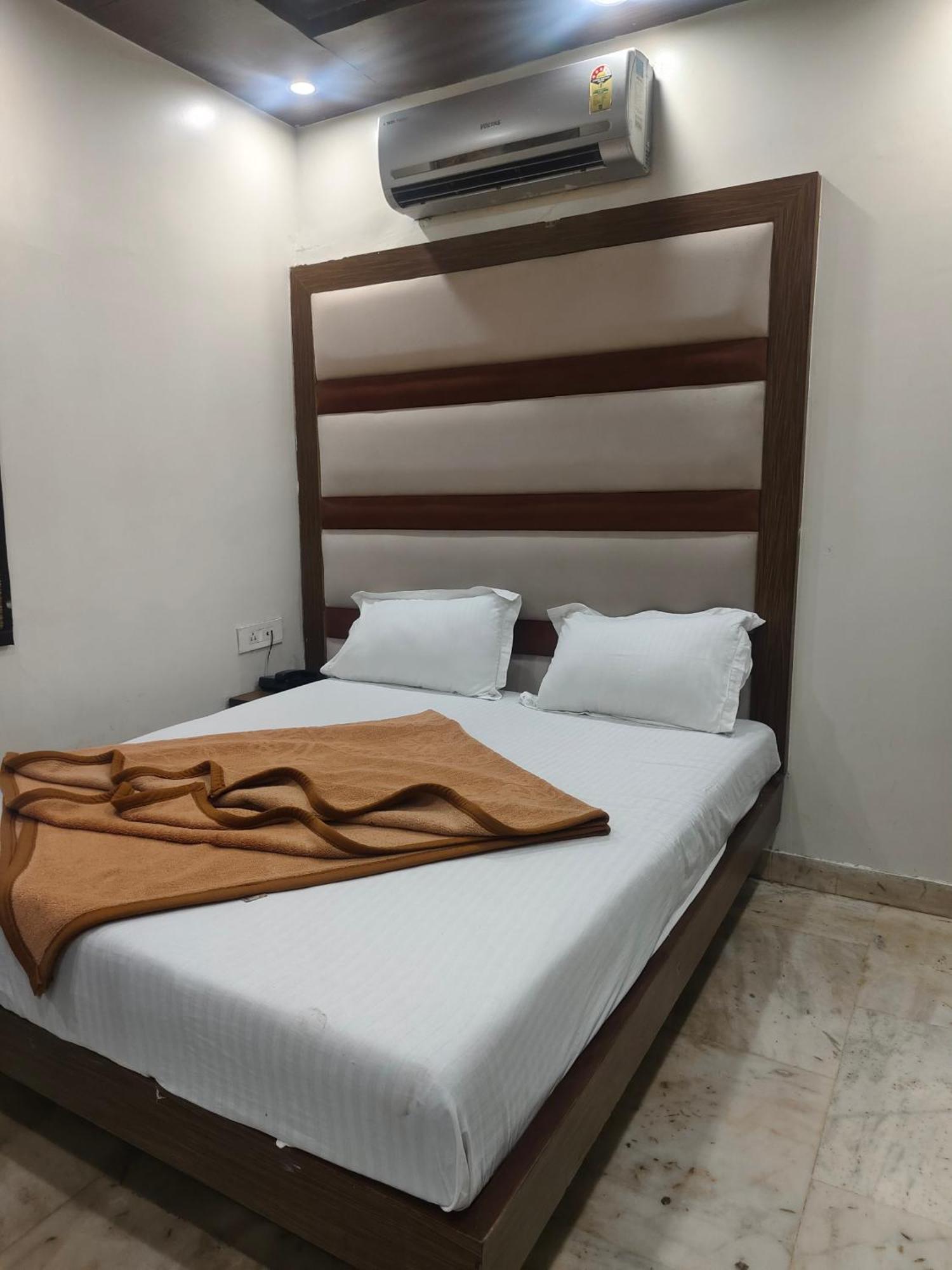 Family Spot Hotel New Delhi Buitenkant foto