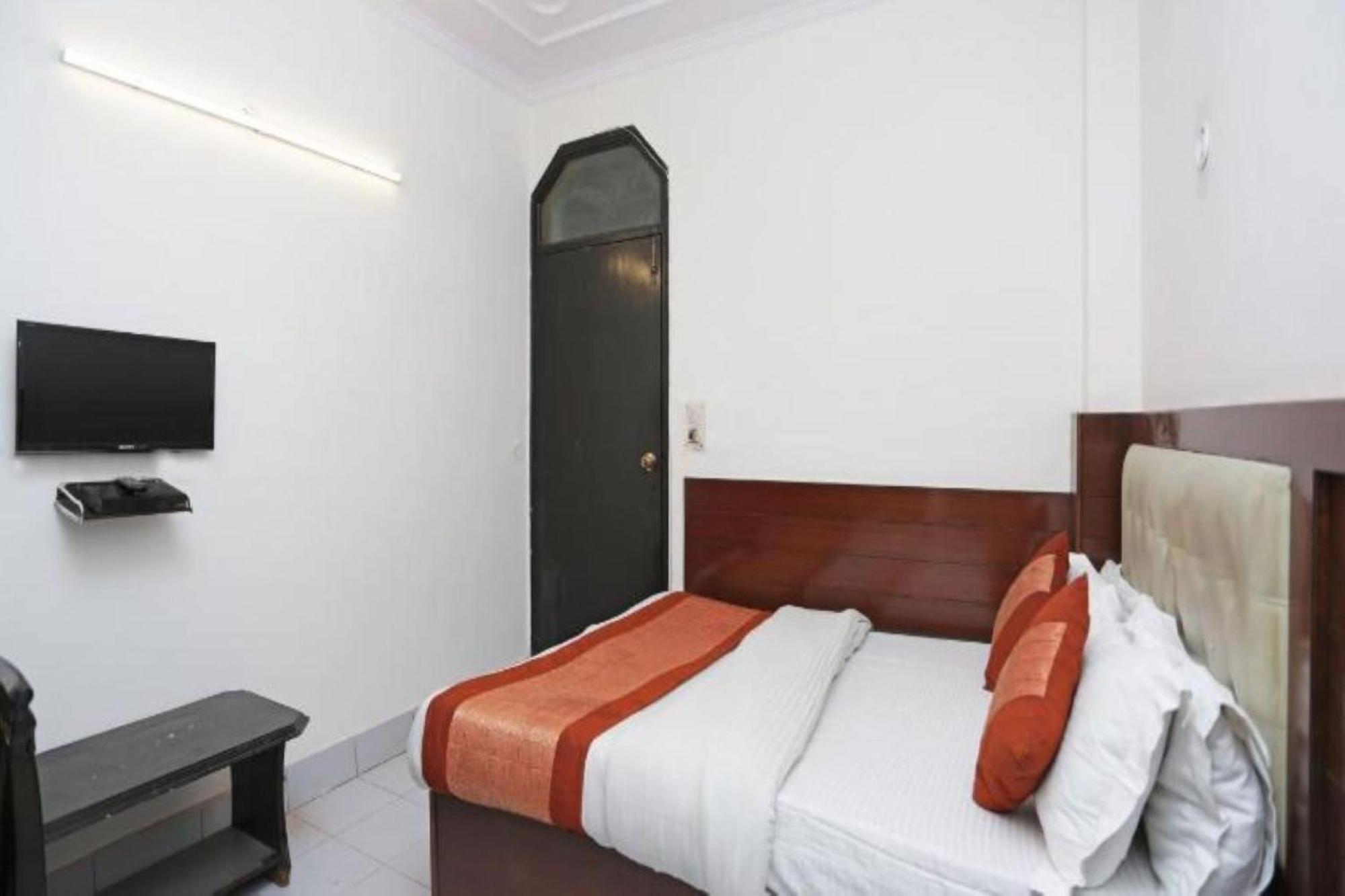 Family Spot Hotel New Delhi Buitenkant foto