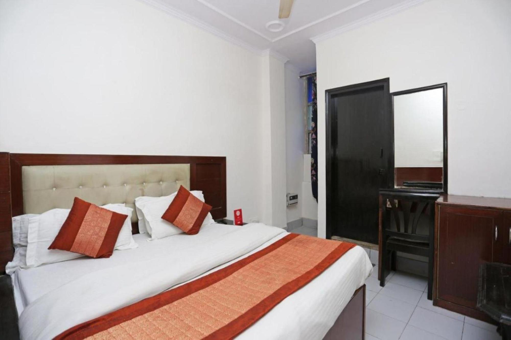 Family Spot Hotel New Delhi Buitenkant foto