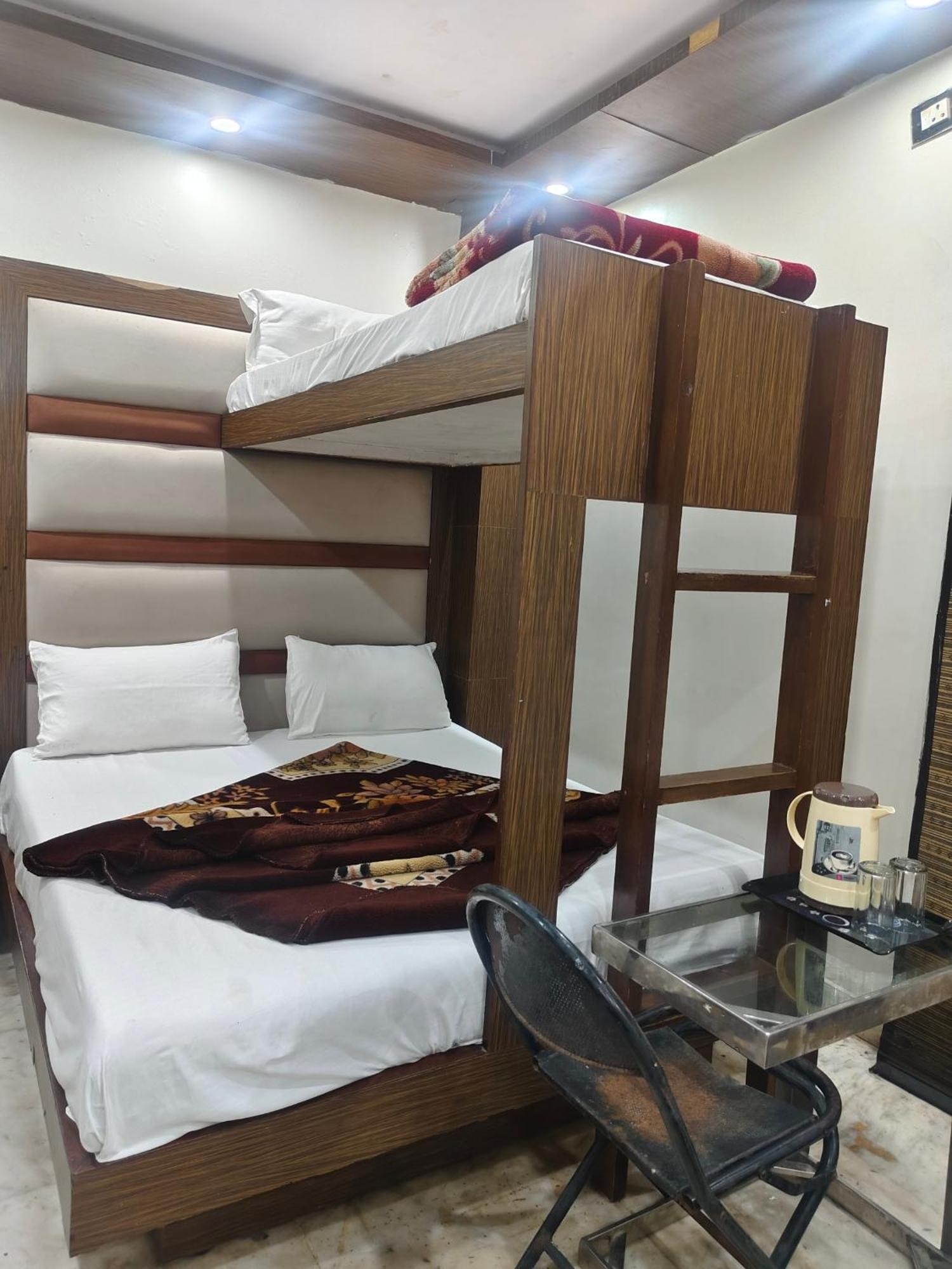 Family Spot Hotel New Delhi Buitenkant foto
