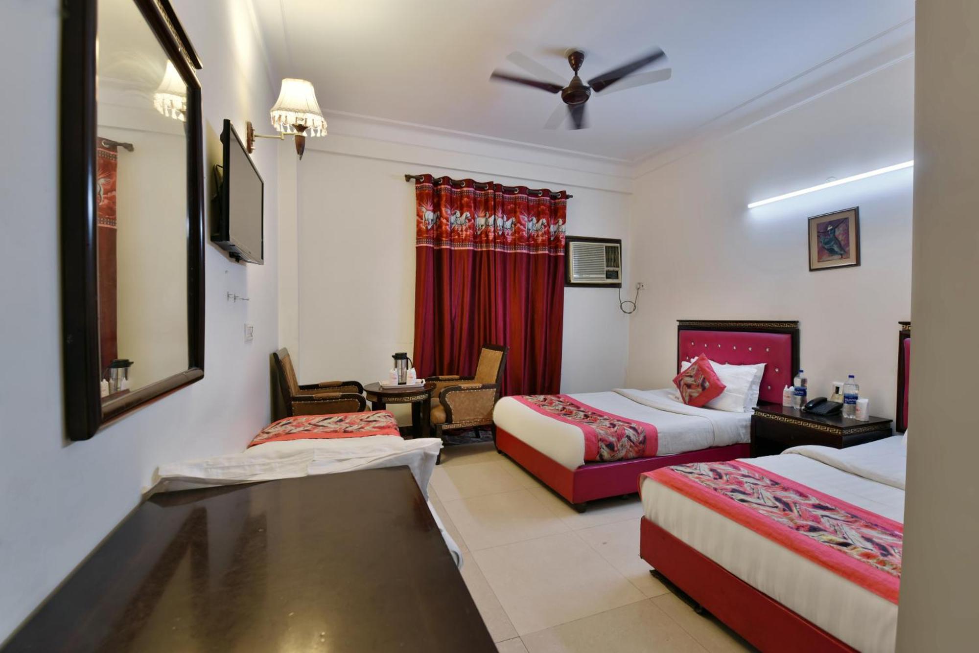 Family Spot Hotel New Delhi Buitenkant foto