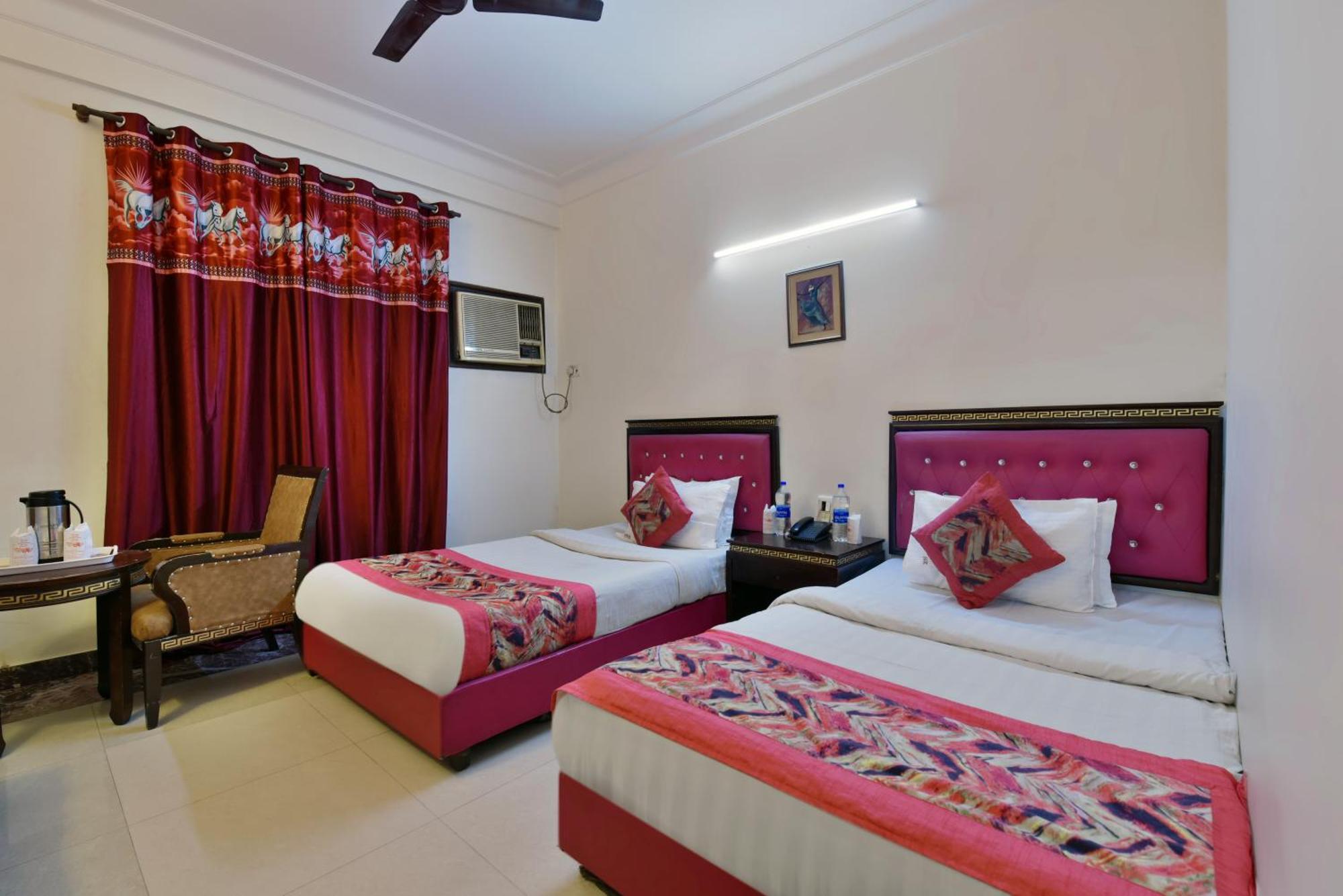Family Spot Hotel New Delhi Buitenkant foto