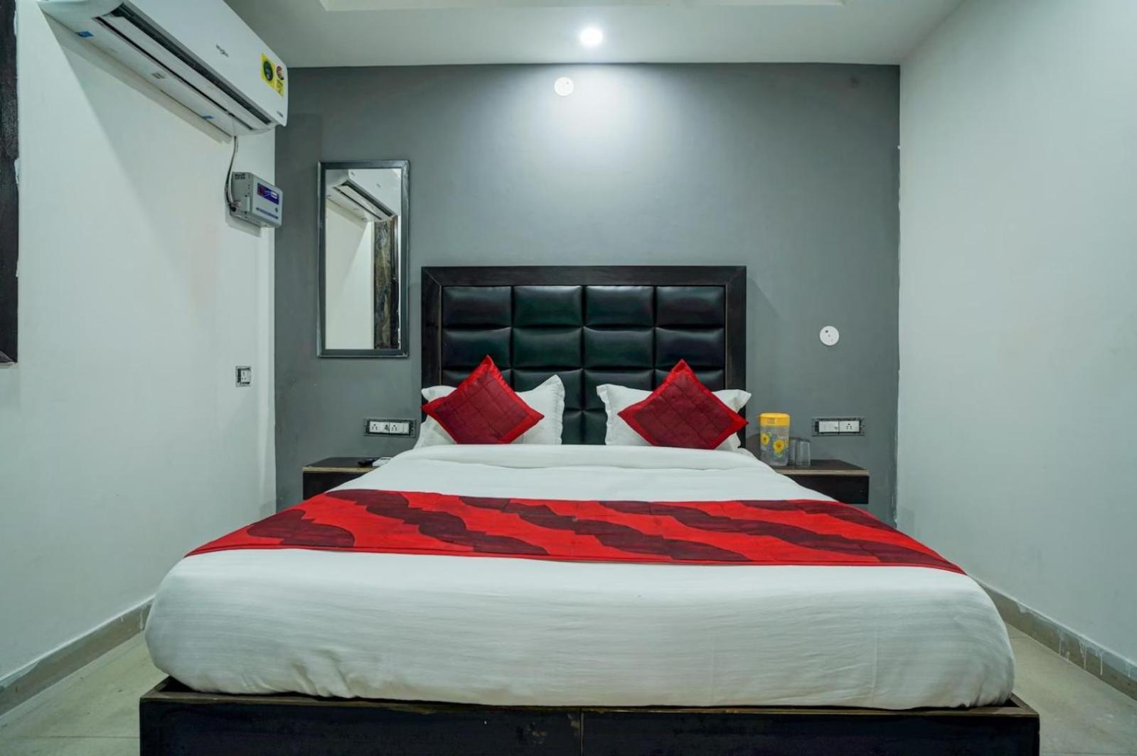 Family Spot Hotel New Delhi Buitenkant foto