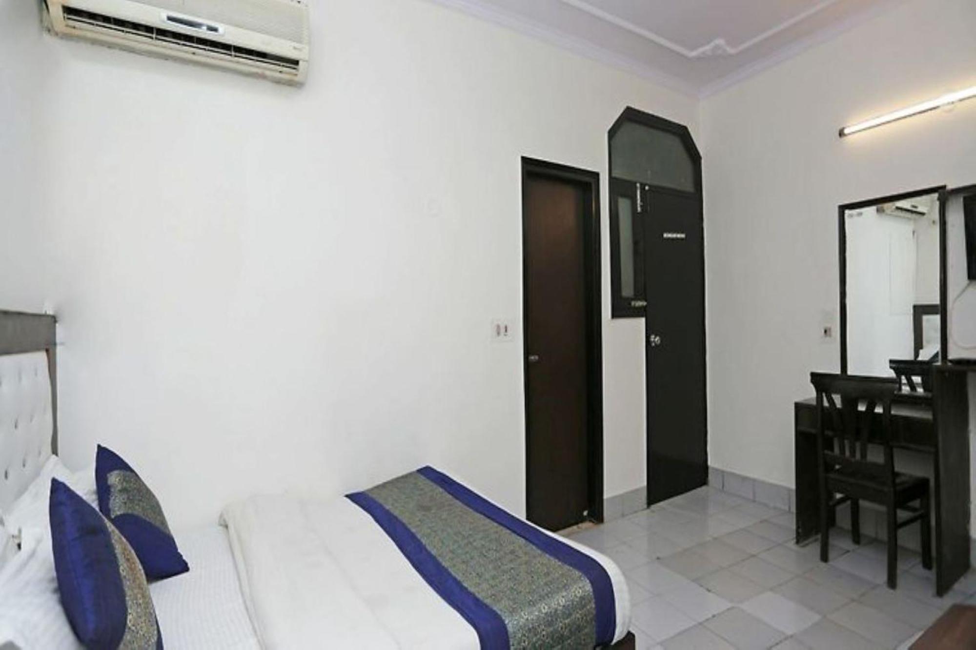 Family Spot Hotel New Delhi Buitenkant foto