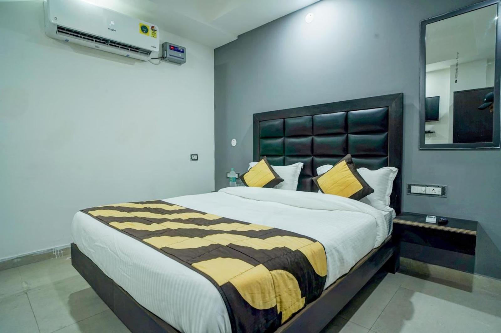 Family Spot Hotel New Delhi Buitenkant foto