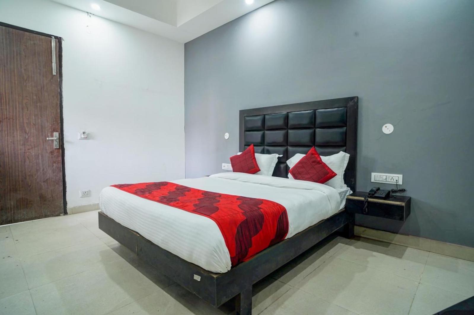 Family Spot Hotel New Delhi Buitenkant foto