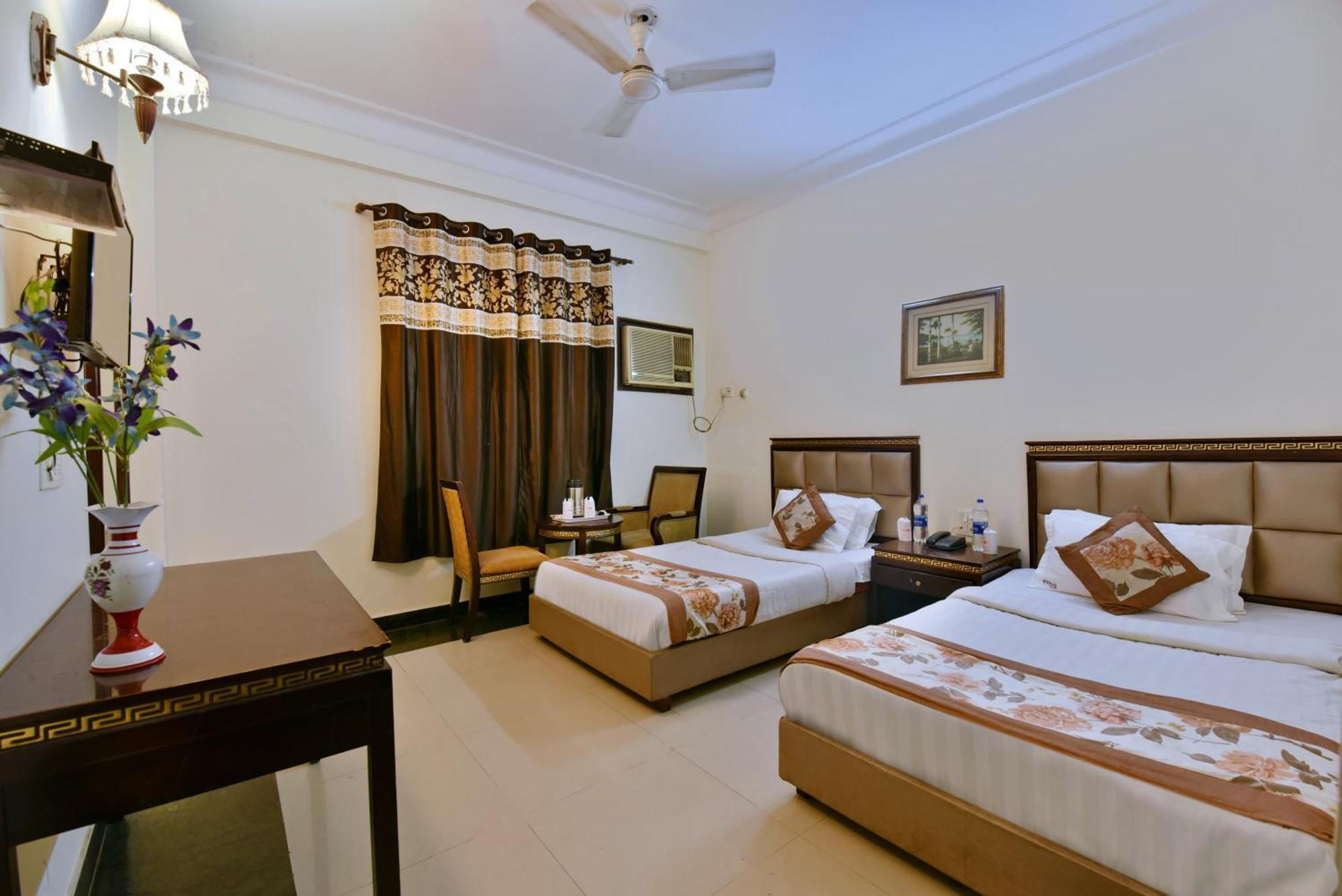 Family Spot Hotel New Delhi Buitenkant foto