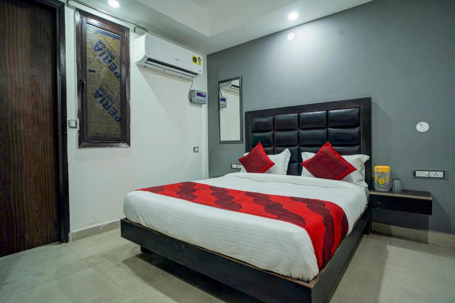 Family Spot Hotel New Delhi Buitenkant foto