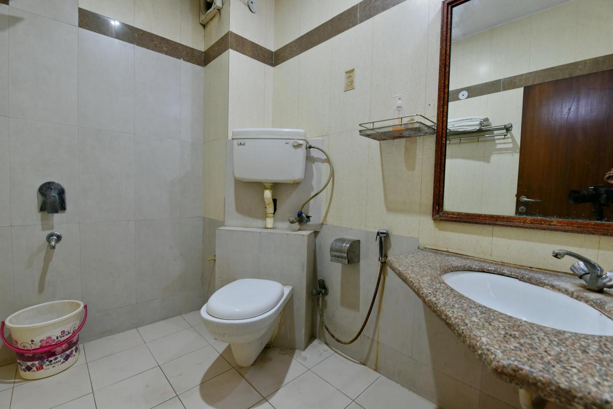 Family Spot Hotel New Delhi Buitenkant foto