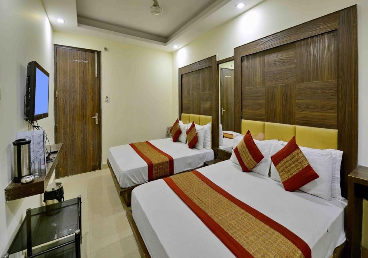 Family Spot Hotel New Delhi Buitenkant foto