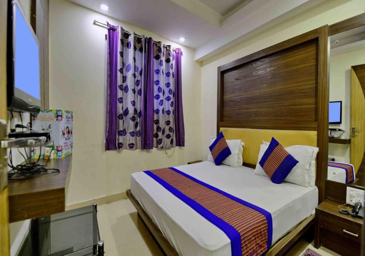 Family Spot Hotel New Delhi Buitenkant foto